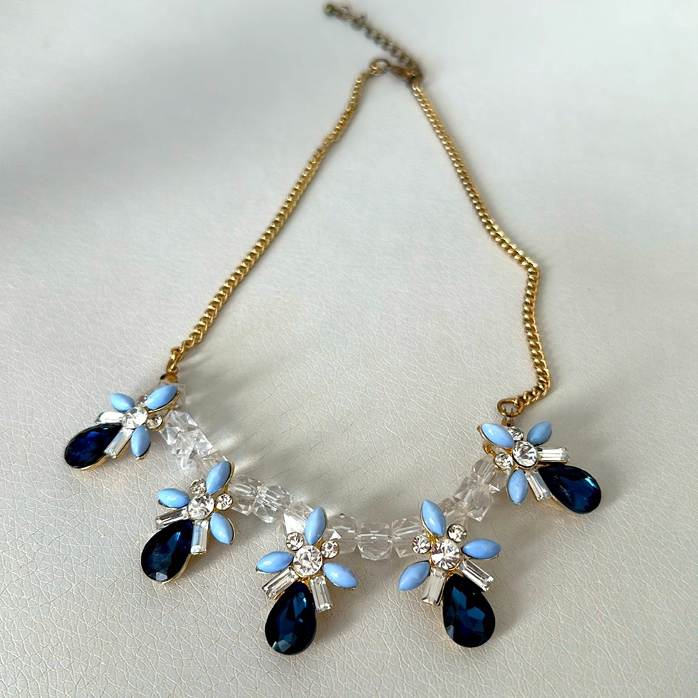 Stunning statement necklace in faux gemstones in blue and white🩵🤍